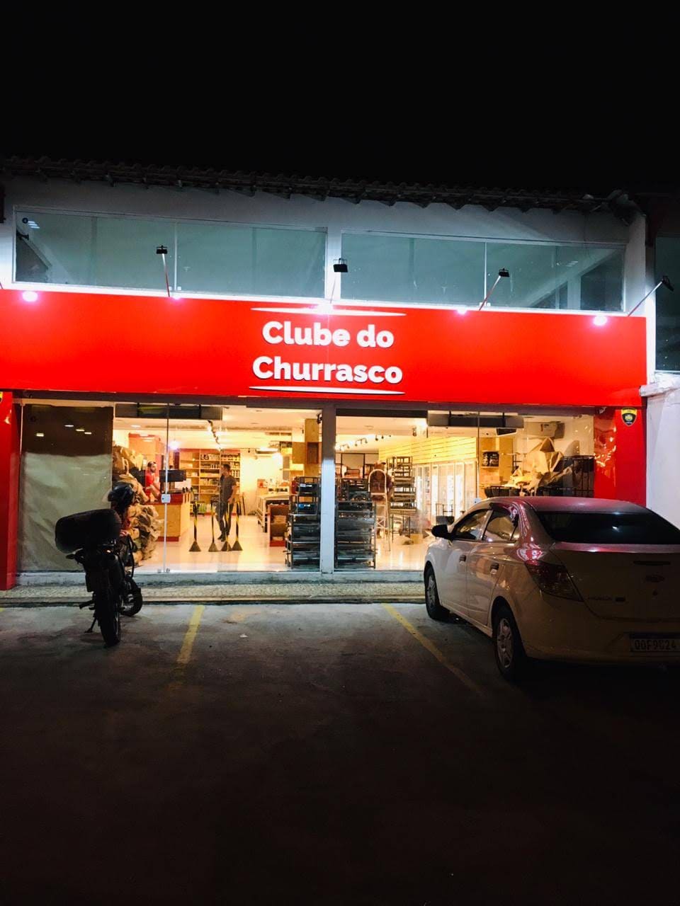 Entrada iluminada da loja Clube do Churrasco em Búzios.