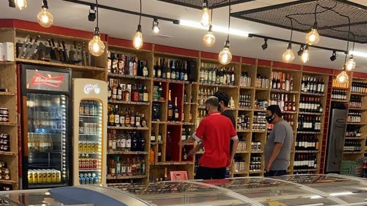 Interior da unidade de Búzios com área de bebidas e atendimento.
