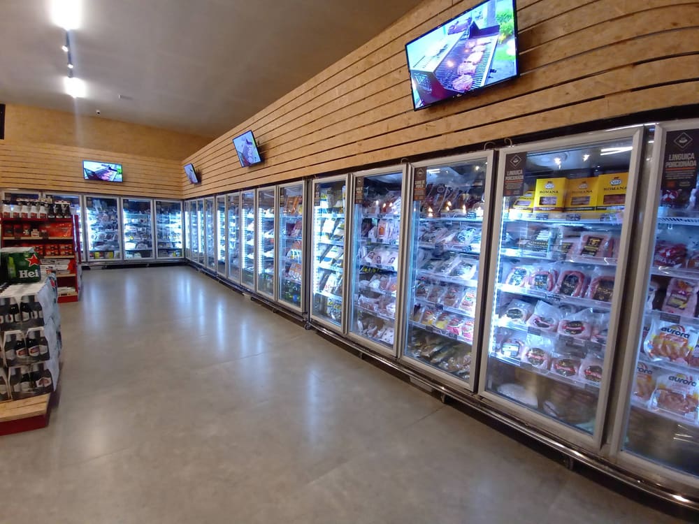 Área interna da unidade Rio das Ostras com expositores refrigerados.