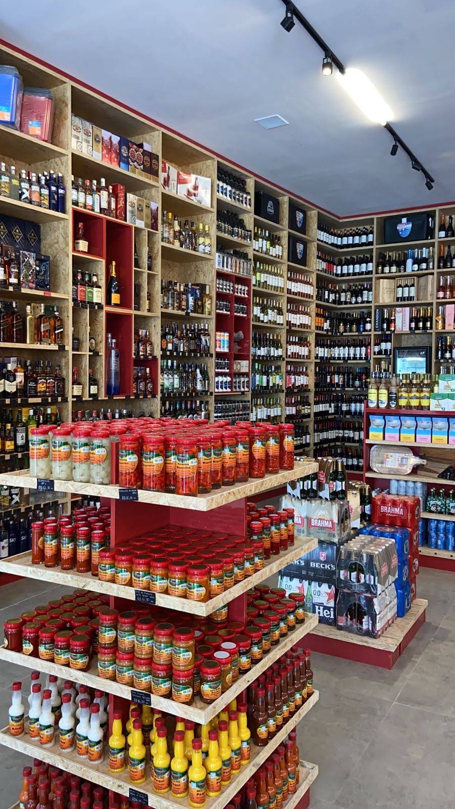 Interior da unidade Rio das Ostras com prateleiras de bebidas e produtos.