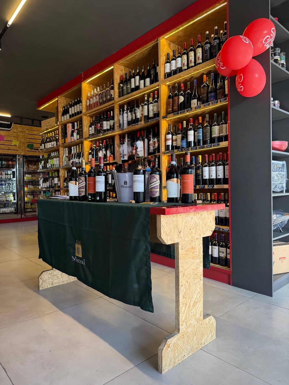 Interior da unidade Barra da Tijuca com prateleiras de bebidas.